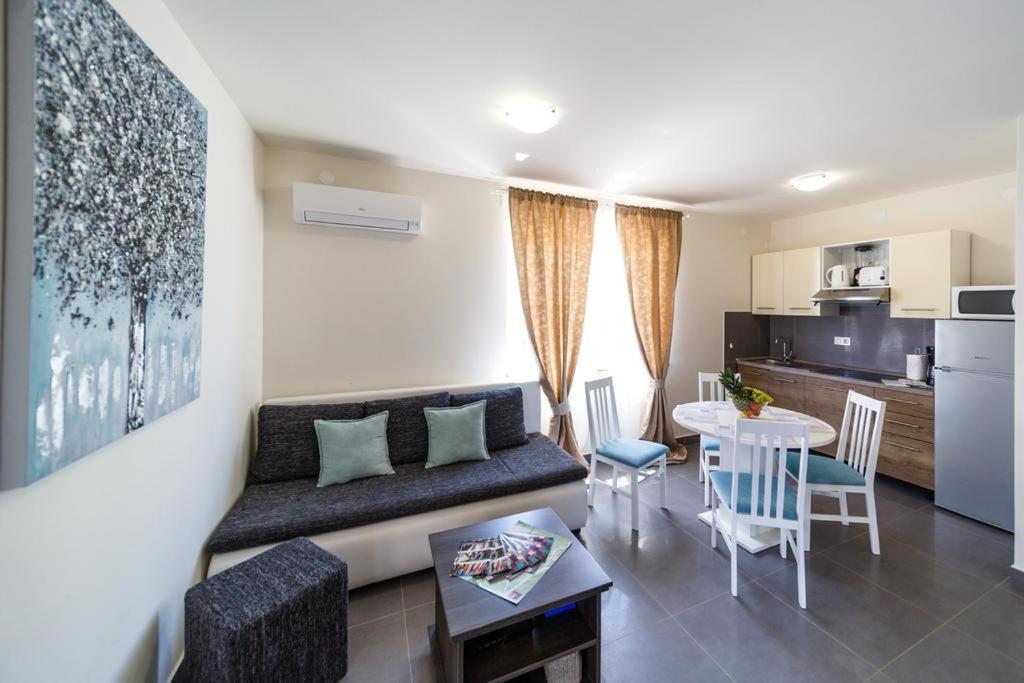Apartments Leondori Krk Town Exterior photo