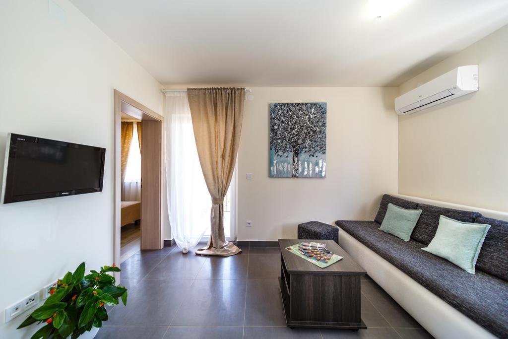 Apartments Leondori Krk Town Exterior photo