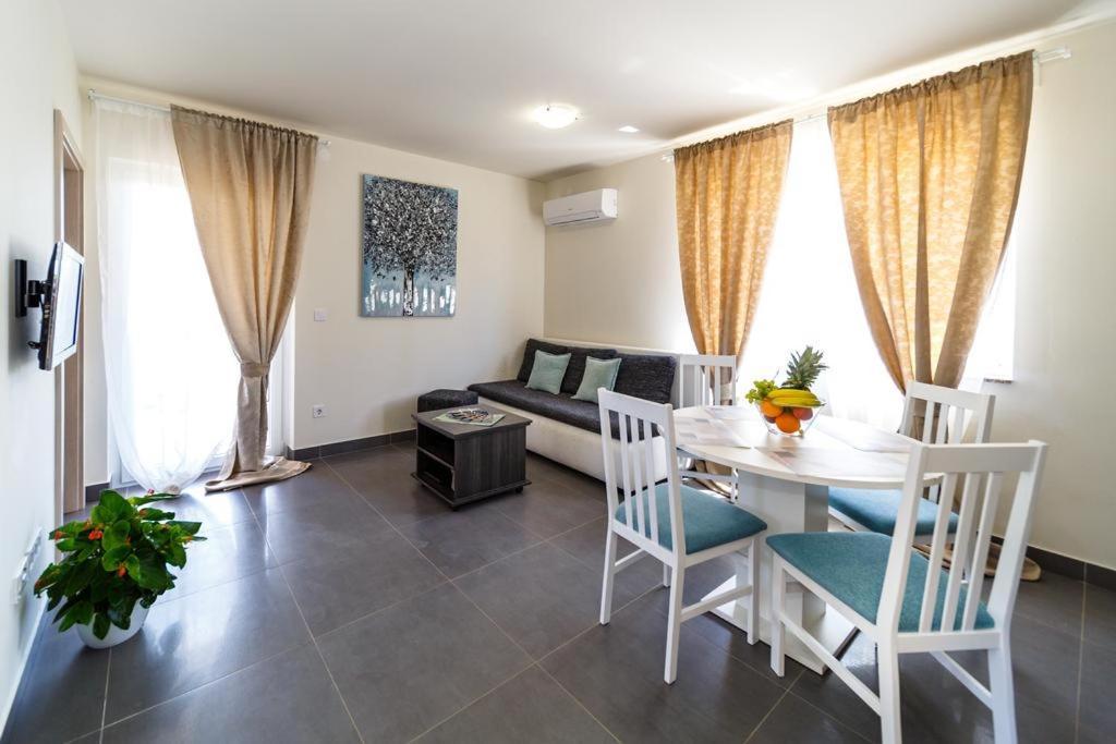 Apartments Leondori Krk Town Exterior photo