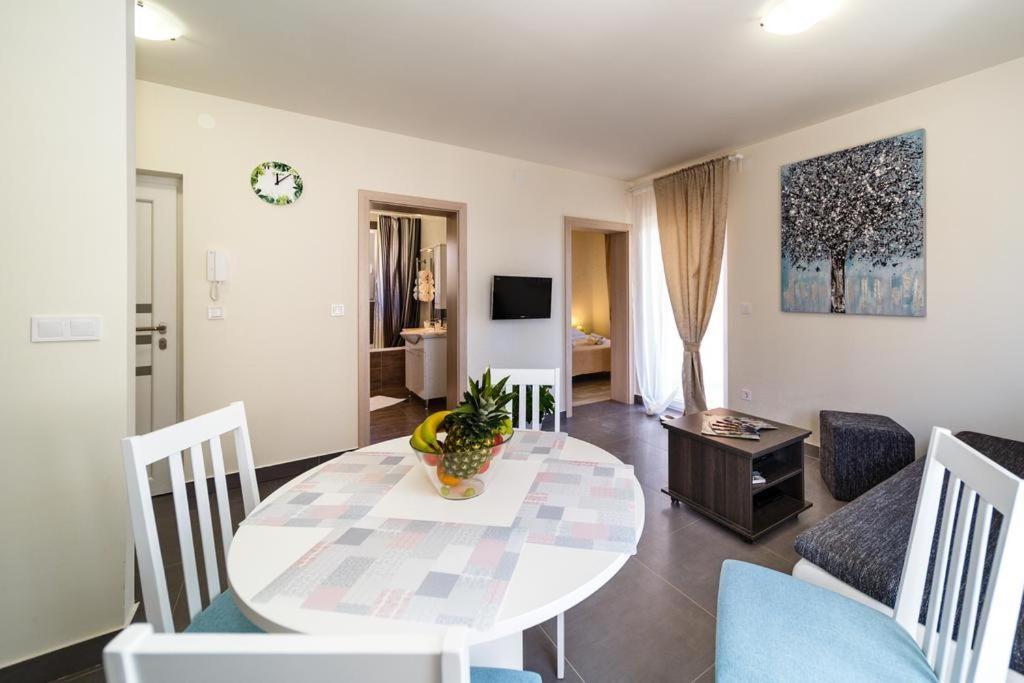Apartments Leondori Krk Town Exterior photo
