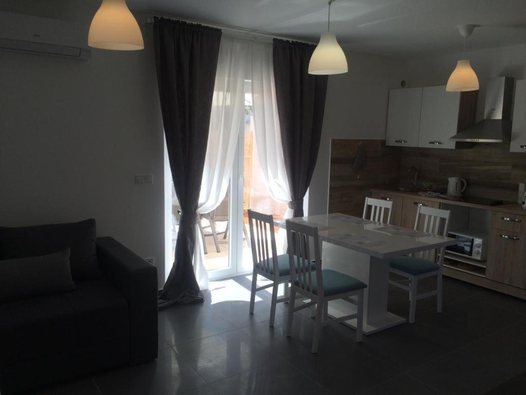 Apartments Leondori Krk Town Exterior photo