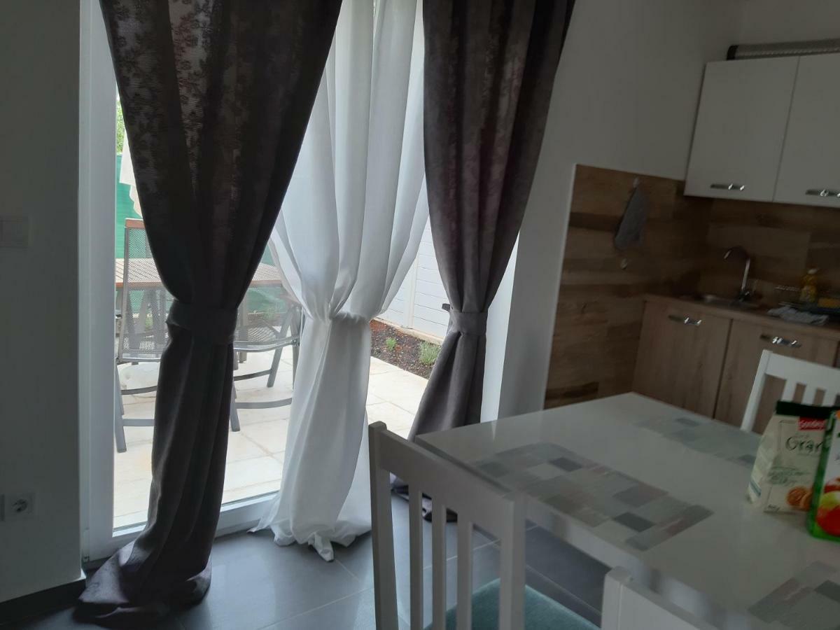 Apartments Leondori Krk Town Exterior photo